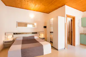 Camping Village Baia Falcone - Schlafbereich vom Mobilheim auf dem Campingplatz