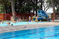 Camping Village Belvedere Pineta - Poolbereich mit Kinderbecken und Wasserrutsche