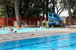 Camping Village Belvedere Pineta - Poolbereich mit Kinderbecken und Wasserrutsche
