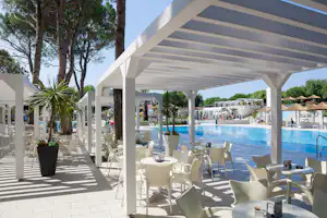 Camping Village Ca' Pasquali - Bar-Terrasse mit Pool-Blick