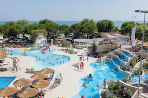 Camping Village Ca' Pasquali - Luftaufnahme der Schwimmbäder des Campingplatzes