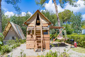 Camping Village Casa dei Prati - Kleines zweistöckiges Glamping Haus mit Leiter