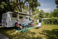 Camping Village Dei Fiori -  Wohnmobil mit Tisch und Liegestuhl 