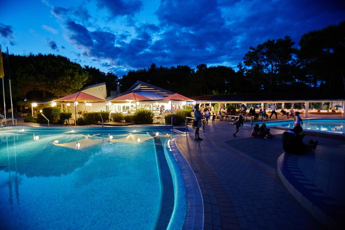 Camping Village Dei Fiori - Blick auf das Freibad am Abend