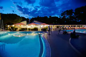 Camping Village Dei Fiori - Blick auf das Freibad am Abend