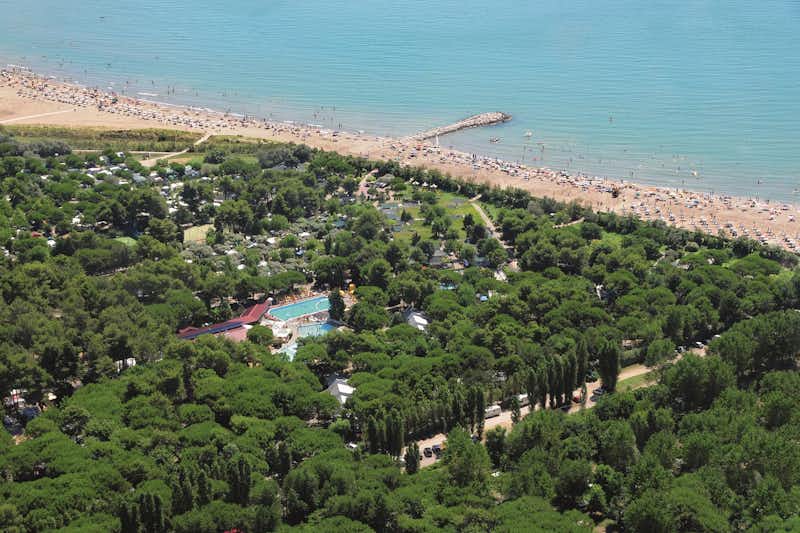 Camping Village Dei Fiori - Campingplatz aus der Vogelperspektive mit Blick auf das Meer