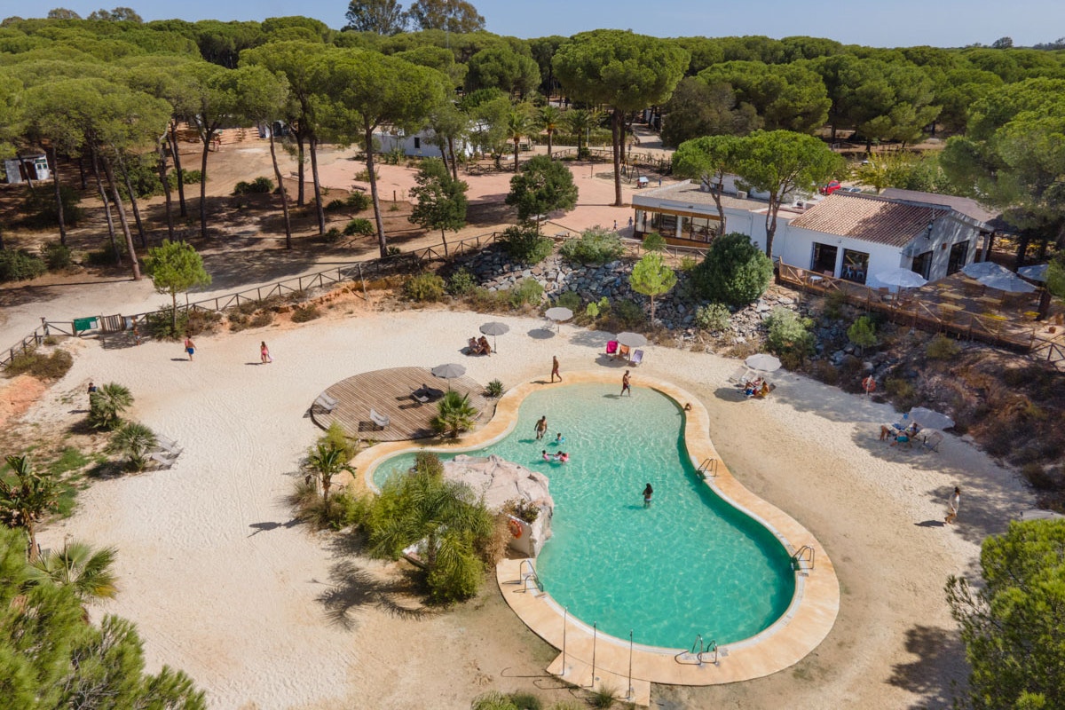 Camping Huttopia Parque de Doñana  - Luftaufnahme des Campingplatzes mit Pool im Freien