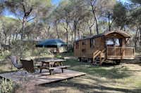 Camping Huttopia Parque de Doñana - Roulotte, Schäferwagen-Mietunterkunft mit Terrasse und Sitzgelegenheiten