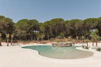 Camping Huttopia Parque de Doñana - tropischer Poolbereich mit Beach-Area