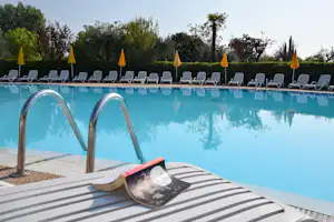 Camping Village Europa Silvella - Pool vom Campingplatz mit Sonnenschirmen und Liegestühlen