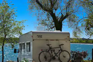 Camping Village Europa Silvella - Wohnwagenstellplätze im Grünen auf dem Campingplatz