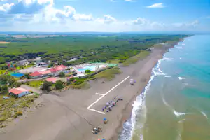 Capfun Camping Village Europing - Luftaufnahme des Campingplatzes am Strand