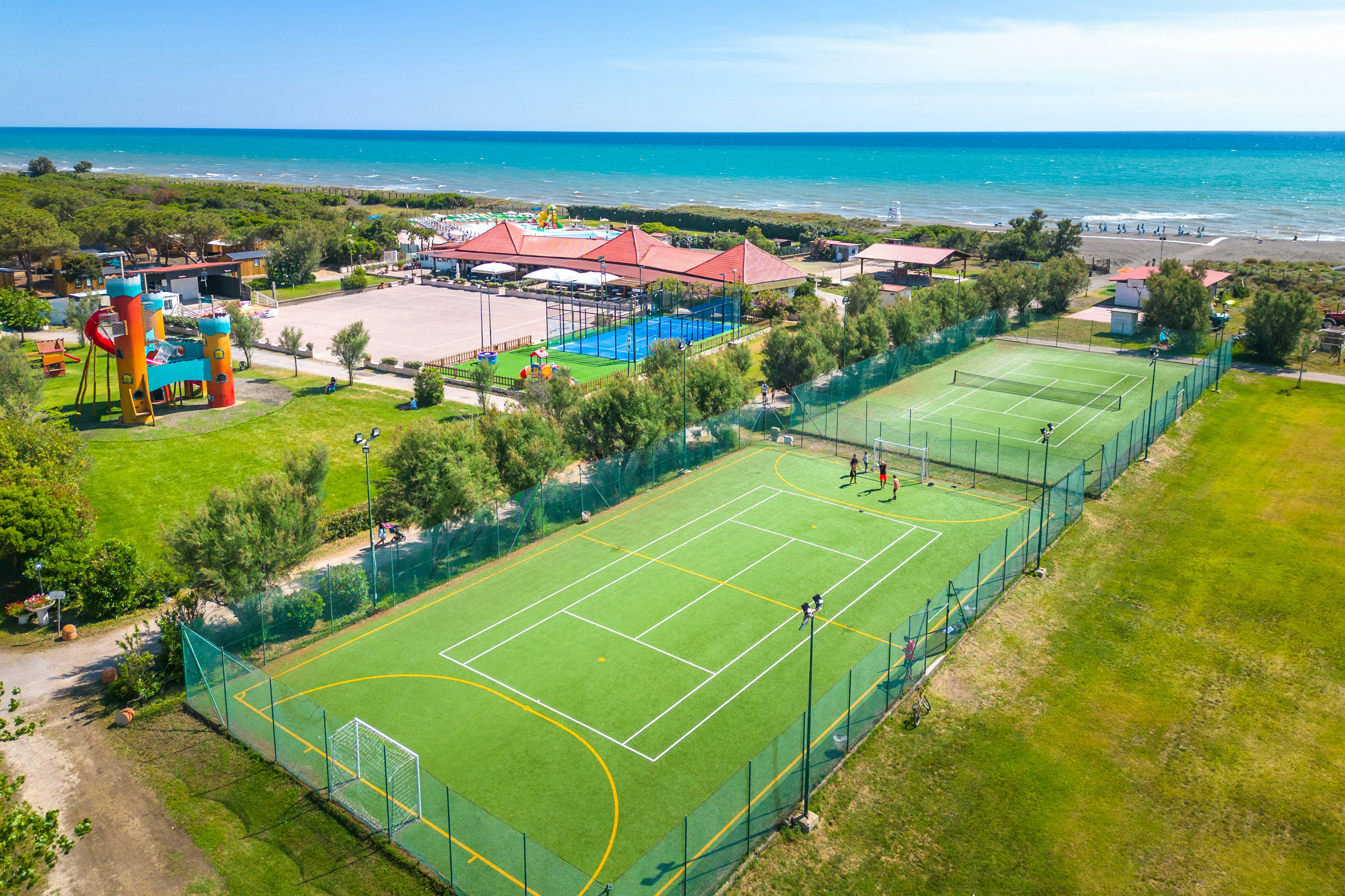 Capfun Camping Village Europing  - Luftaufnahme des Campingplatzes mit Sportplätzen und Spielplatz