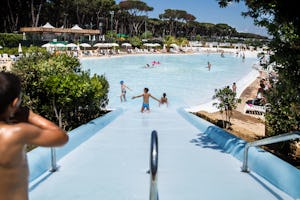 Camping Village Fabulous - Kinder auf der Wasserrutsche vom Campingplatz