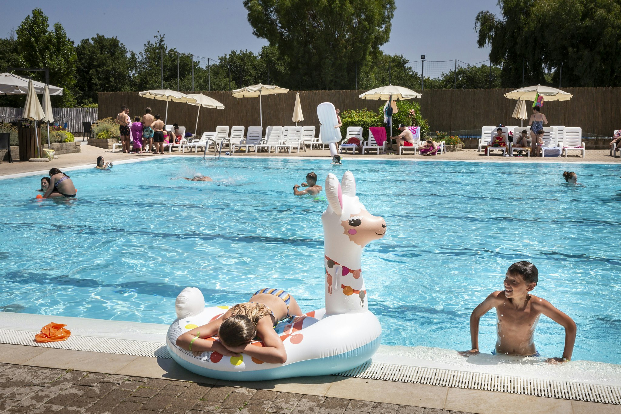 Fabulous Village  Camping Village Fabulous  - Pool im Freien mit Liegestühlen und Sonnenschirmen