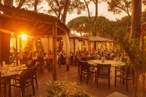Fabulous Village Camping Village Fabulous - Restaurant mit Terrasse auf dem Campingplatz