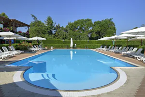 Camping Village Flaminio - Pool mit Sonnenschirmen und Liegestühlen auf dem Campingplatz