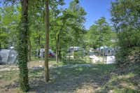 Camping Village Flaminio  -  Wohnwagen- und Zeltstellplatz im Grünen auf dem Campingplatz