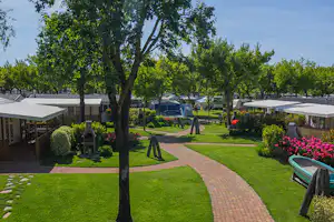 Camping Village Garden Paradiso - Mobilheimen auf der Wiese im Grünen auf dem Campingplatz