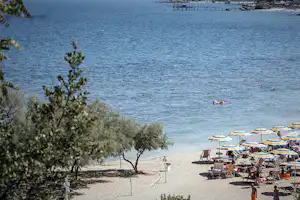 Camping Village Grotta del Saraceno - Campingplatz mit direktem Zugang zum Strand am Mittelmeer, Liegestühlen und Sonnenschirmen