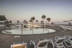 Camping Village Grotta del Saraceno - Poolbereich vom Campingplatz mit Liegestühlen, Sonnenschirmen und Blick auf das Mittelmeer