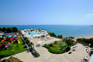 Camping Village Grotta del Saraceno - Blick auf den Campingplatz mit Pool und Spielplatz am Strand