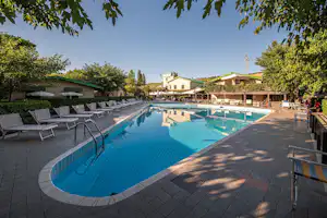 Camping & Village Heliopolis - Pool im Freien auf dem Campingplatz