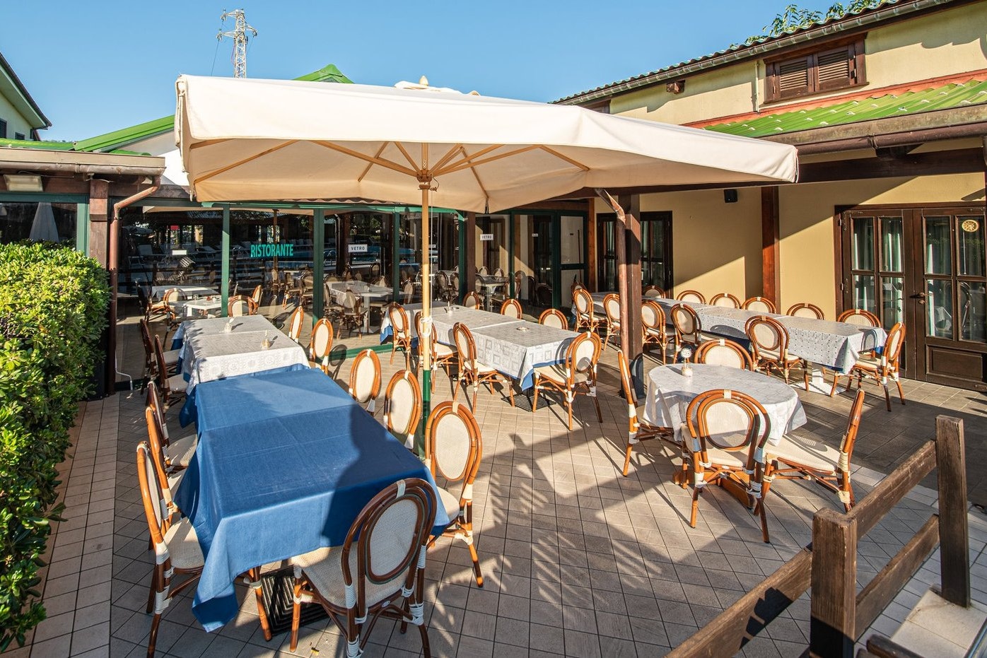 Camping & Village Heliopolis - Restaurant mit Terrasse auf dem Campingplatz