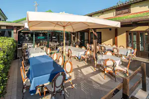 Camping & Village Heliopolis - Restaurant mit Terrasse auf dem Campingplatz