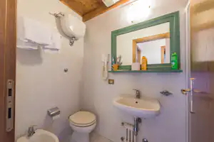 Camping Village Il Poggetto - Badezimmer der Wohnung auf dem Campingplatz