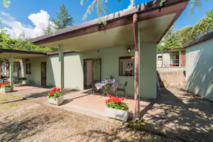 Camping Village Il Poggetto - Mobilheim mit Terrasse auf dem Campingplatz