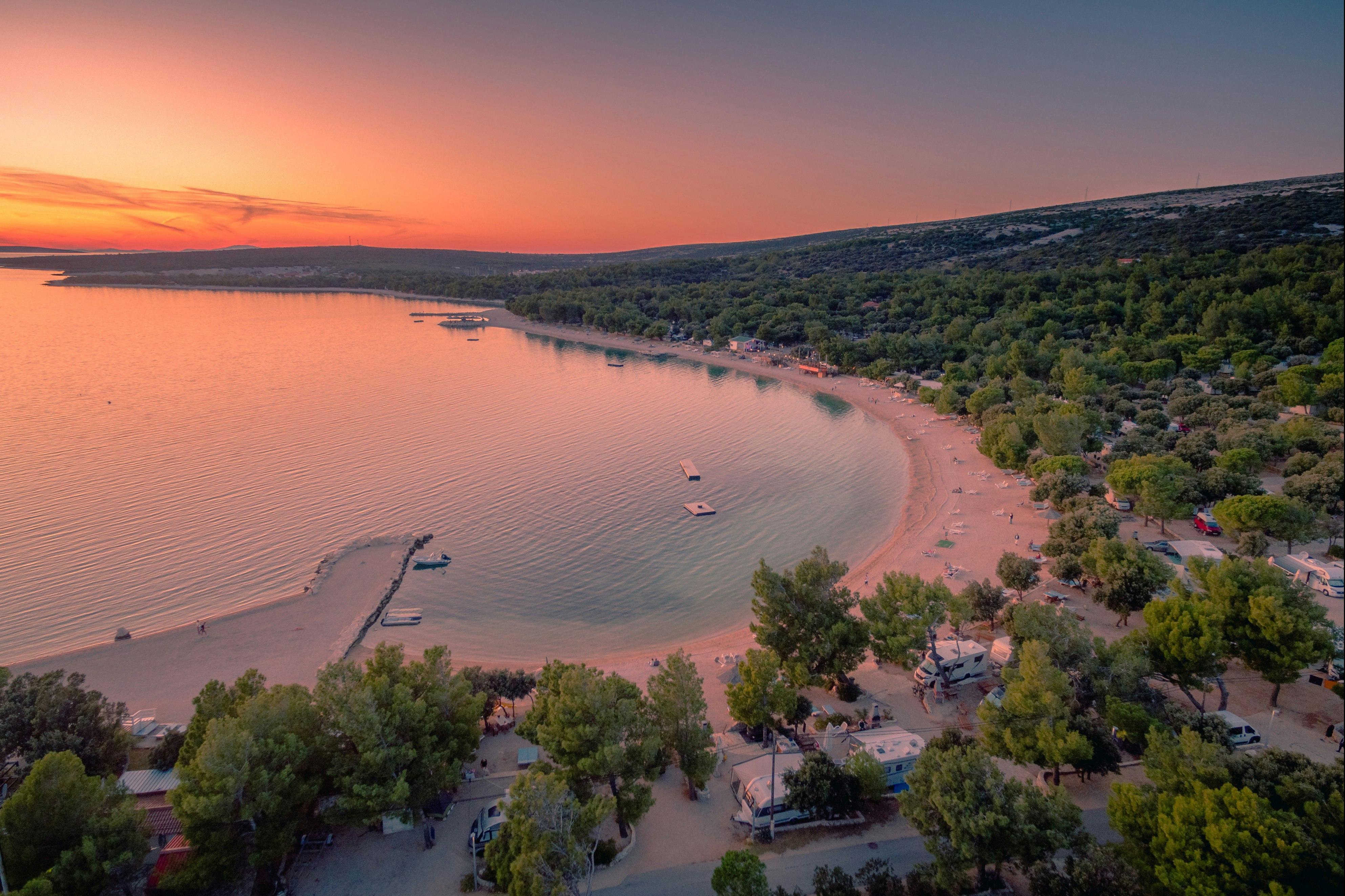 Camping Village Šimuni  - Luftaufnahme des Campingplatzes am Meer bei Sonnenuntergang