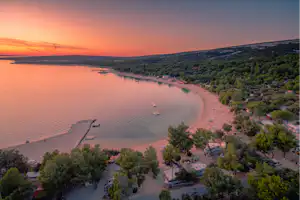 Camping Village Šimuni - Luftaufnahme des Campingplatzes am Meer bei Sonnenuntergang