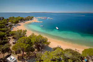 Camping Village Šimuni - Luftaufnahme des Campingplatzes am Meer