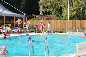 Camping Village International St. Michael - Pool vom Campingplatz mit Liegestühlen in der Sonne