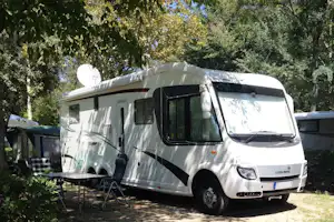 Camping Village International St. Michael - Wohnwagen auf dem Campingplatz im Grünen