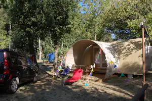 Camping Village International St. Michael - Zelt auf dem vom Campingplatz im Schatten der Bäume