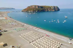 Camping Village International - Campingplatz am Strand mit Liegestühlen und Sonnenschirmen