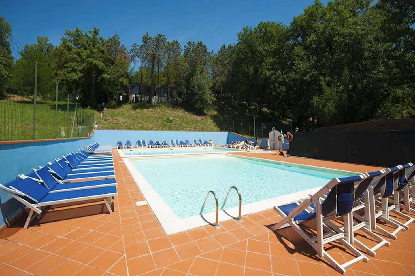 Camping Village Internazionale Firenze - Campingplatzanlage mit Pool und Liegestühlen in der Sonne