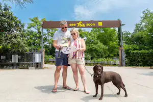 Firenze Certosa camping Camping Village Internazionale Firenze - Camper mit Hund vor dem Eingang des Campingplatzes