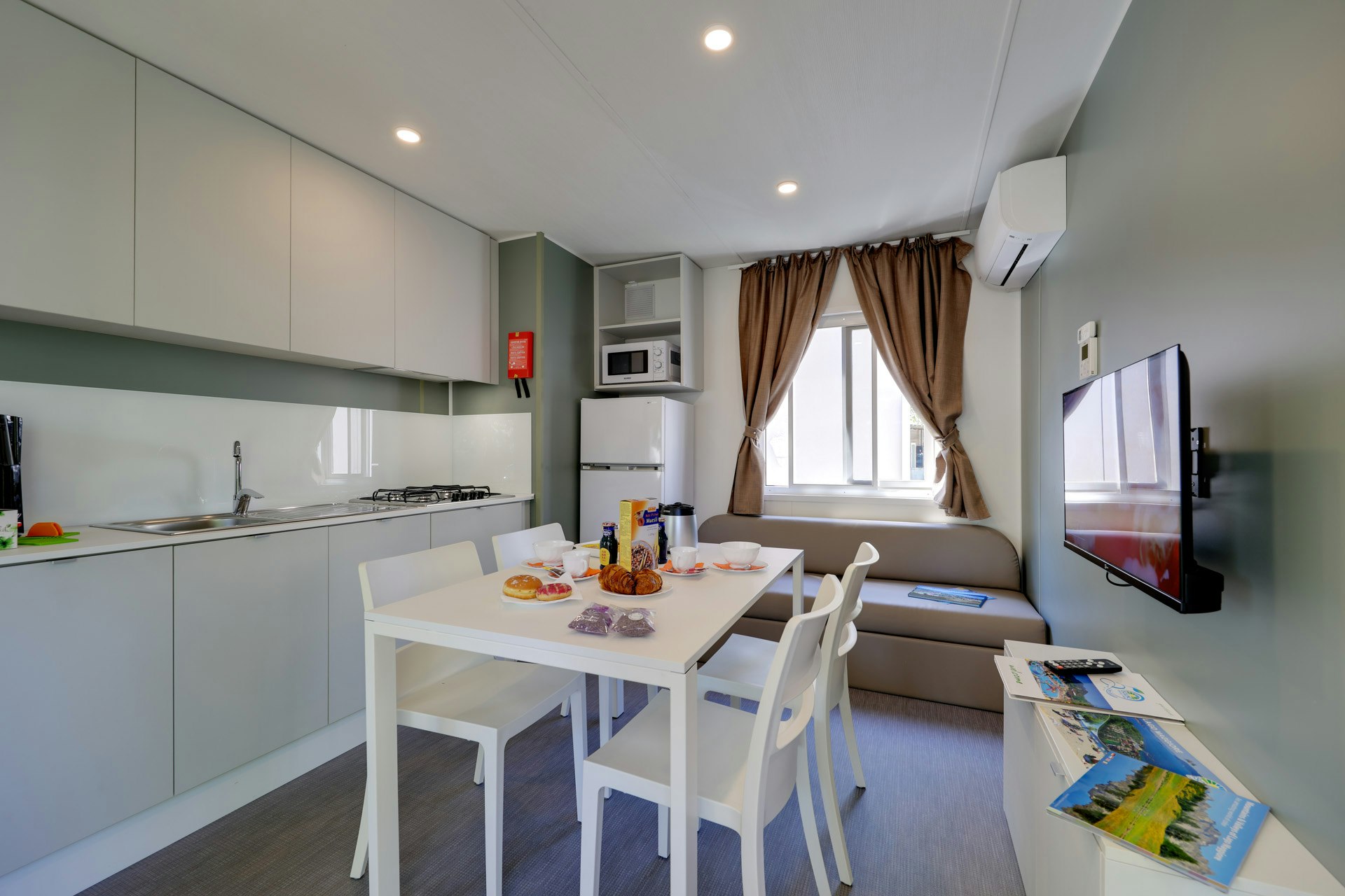 Camping Village Isolino  - Innenansicht eines Mobilheims mit Küche