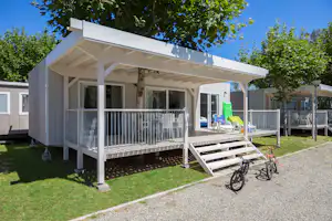 Camping Village Isolino - Mobilheim mit Terrasse auf dem Campingplatz