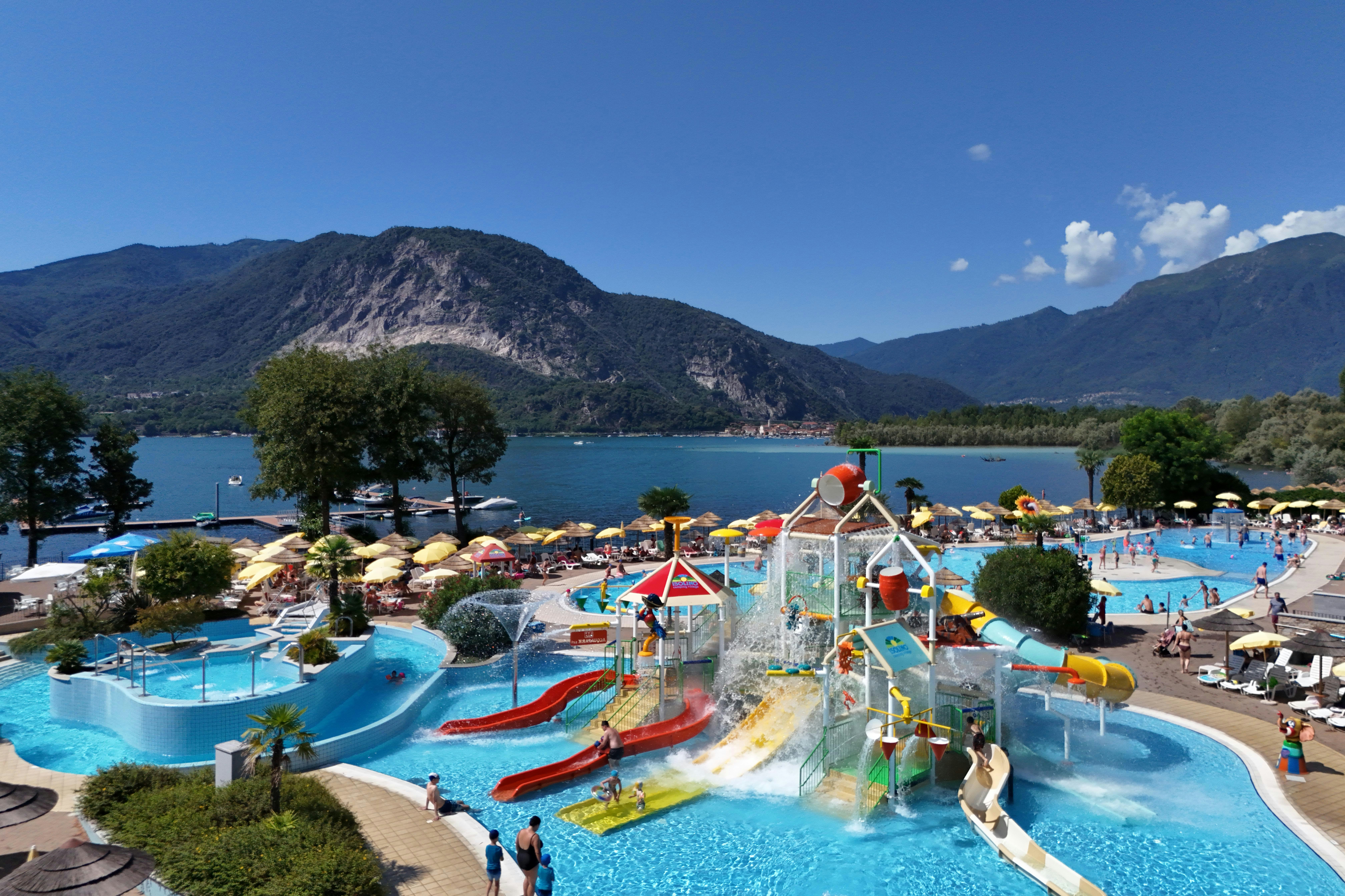 Camping Village Isolino - Wasserpark mit Rutschen auf dem Campingplatz