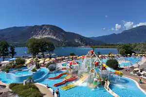 Camping Village Isolino - Wasserpark mit Rutschen auf dem Campingplatz