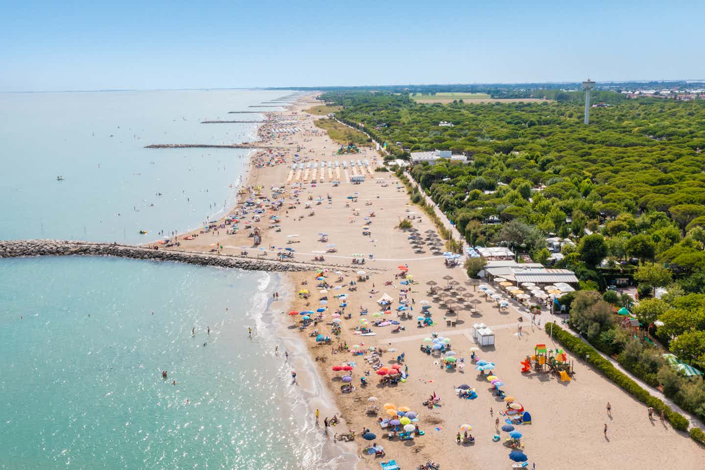 Camping Village Italy - Luftaufnahme des Strandes in der Nähe des Campingplatzes