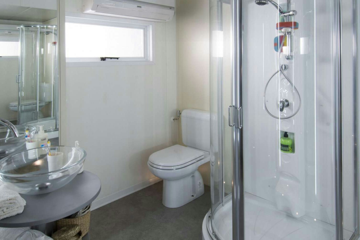 Camping Village Lago Maggiore  -   -  Sanitärbereich im Zimmer