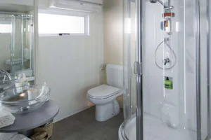 Camping Village Lago Maggiore - - Sanitärbereich im Zimmer