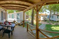 Camping Village Lago Maggiore  -  Mobilheime mit Terrasse auf dem Campingplatz