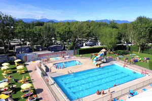 Camping Village Lago Maggiore - Poolbereich mit Wasserrutsche auf dem Campingplatz