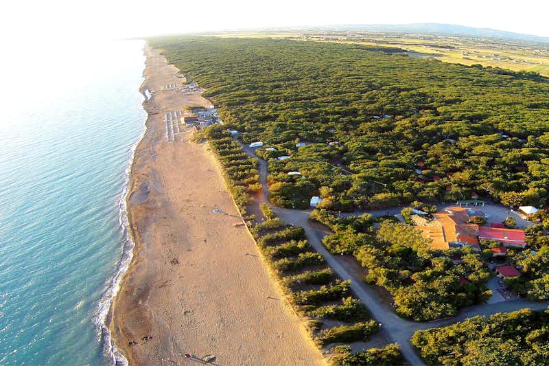 Camping Village Le Esperidi  -  Campingplatz am Mittelmeer aus der Vogelperspektive
